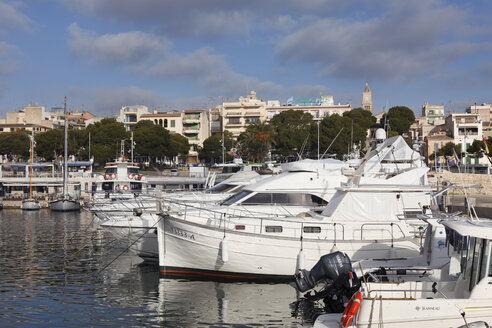 Spanien, Balearische Inseln, Mallorca, Porto Cristo, Blick auf ein vertäutes Boot mit Gebäuden im Hintergrund - SIEF000793