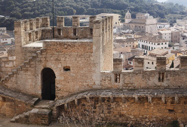 Spanien, Balearische Inseln, Mallorca, Blick auf die Burg von Capdepera - SIEF000797