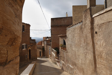 Spanien, Balearische Inseln, Mallorca, Blick auf die Gasse bei Capdepera - SIEF000800