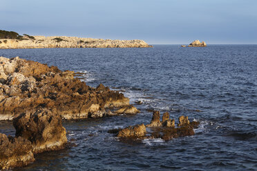 Spanien, Balearische Inseln, Mallorca, Cala Ratjada, Blick auf Klippe mit Meer - SIEF000805