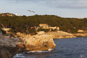 Spanien, Balearische Inseln, Mallorca, Cala Ratjada, Blick auf Klippe mit Meer - SIEF000806