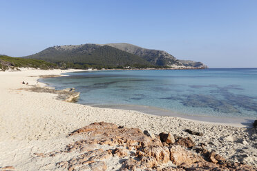 Spanien, Balearische Inseln, Mallorca, Cala Ratjada, Blick auf den Strand Cala Agulla - SIEF000810