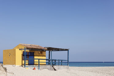 Spain, Balearic Islands, Majorca, Cala Torta, near Arta, View of beach with built structure - SIEF000791