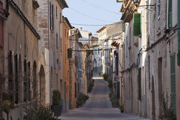 Spain, Balearic Islands, Majorca, Carrer de la Roca, View of old town of alcudia - SIEF000780