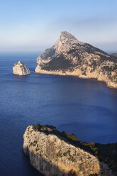 Spanien, Balearische Inseln, Mallorca, Cap de Formentor, Blick auf das Meer mit Felsformation - SIEF000775