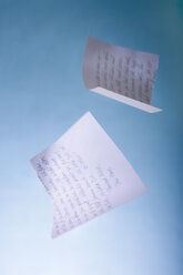 Zerrissener Liebesbrief, der auf blauen Hintergrund fällt - MUF001034