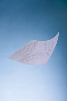 Liebesbrief, der auf blauen Hintergrund fällt - MUF001035