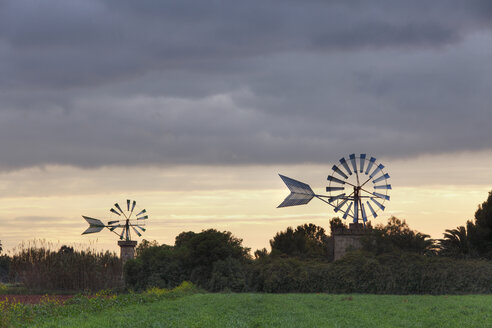 Spanien, Balearische Inseln, Mallorca, Blick auf Windmühlen in der Abenddämmerung - SIEF000767