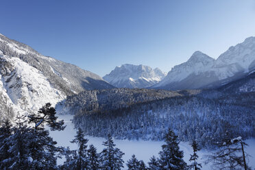 Österreich, Tirol, Blick auf verschneite Berge - SIEF000817