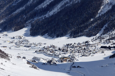 Österreich, Tirol, Blick auf verschneites Paznauntal - SIEF000821