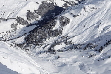 Österreich, Vorarlberg, Blick auf verschneite Lechtaler Alpen - SIEF000825