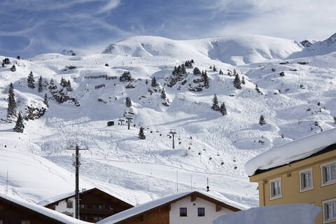 Österreich, Vorarlberg, Blick auf das Skigebiet Zürs, lizenzfreies Stockfoto