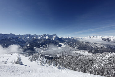 Germany, Bavaria, Upper Bavaria, Garmisch-Partenkirchen, View of snowy wank mountains - SIEF000837