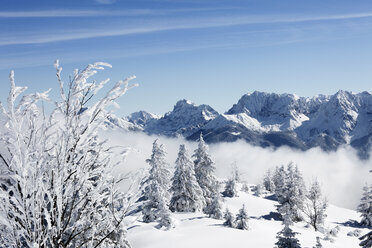 Deutschland, Bayern, Oberbayern, Garmisch-Partenkirchen, Blick auf verschneiten Wankberg mit Wetterstein im Hintergrund - SIEF000845