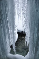 Deutschland, Bayern, Oberbayern, Garmisch-Partenkirchen, Blick auf Eiszapfen in der Partnachklamm - SIEF000850