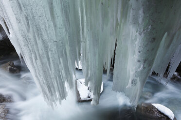 Deutschland, Bayern, Oberbayern, Garmisch-Partenkirchen, Blick auf Eiszapfen in der Partnachklamm - SIEF000851