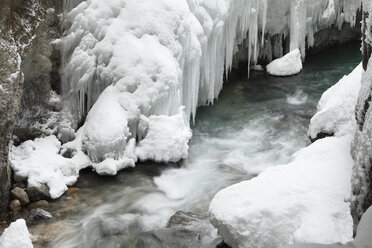 Deutschland, Bayern, Oberbayern, Garmisch-Partenkirchen, Blick auf Eiszapfen in der Partnachklamm - SIEF000854