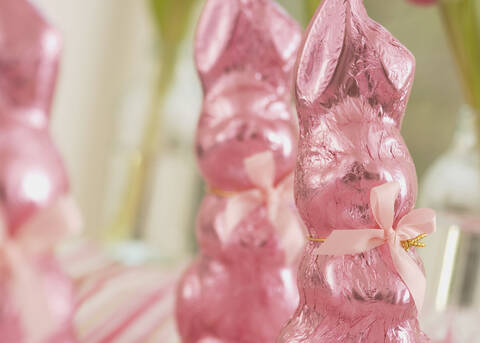 Rosa verpackte Schokoladen-Osterhasen, lizenzfreies Stockfoto