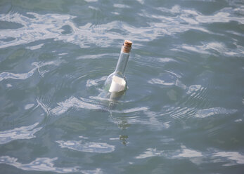 Deutschland, Flaschenpost schwimmt im Meer - WBF000885