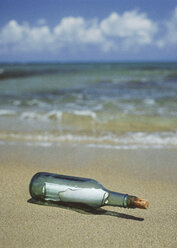 Deutschland, Flasche mit Botschaft im Sand am Strand - WBF000886