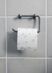 Toilettenpapier auf Rolle, Nahaufnahme - WBF000890