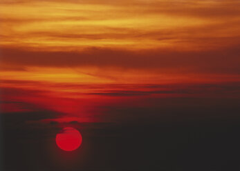 Deutschland, Blick auf den Himmel mit Wolken bei Sonnenuntergang - WBF000906