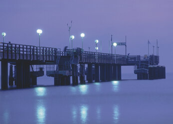 Deutschland, Rügen, Seebad Binz, Blick auf die Seebrücke bei Nacht - WBF000934