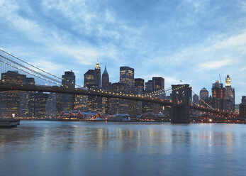 USA, New York, Manhattan, Blick auf die Brooklyn Bridge mit der Stadt im Hintergrund - WBF000936