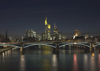 Deutschland, Frankfurt, Blick auf die Skyline der Stadt bei Nacht - WBF000938