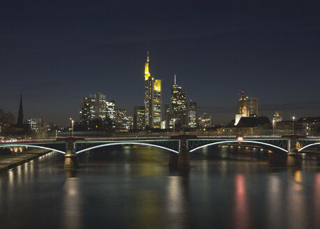 Deutschland, Frankfurt, Blick auf die Skyline der Stadt bei Nacht - WBF000938