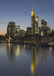Deutschland, Frankfurt, Blick auf die Skyline der Stadt bei Nacht - WBF000939