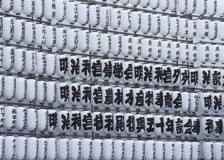 Japan, Tokio, japanische Schriftzeichen auf Papierlaternen - WBF000963