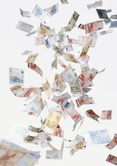 Verschiedene fallende Euro-Banknoten vor weißem Hintergrund - WBF001001