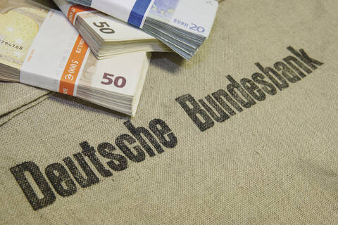 Nahaufnahme von Euro-Banknotenbündeln auf einer Tasche der Deutschen Bundesbank, lizenzfreies Stockfoto