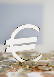 Nahaufnahme des Euro-Zeichens mit Euro-Münzen - WBF001019