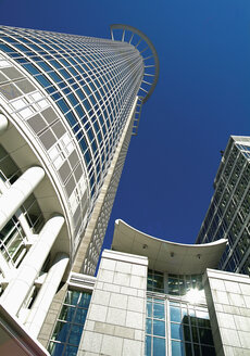 Deutschland, Frankfurt, Blick auf Bank mit Wolkenkratzer - WBF001029