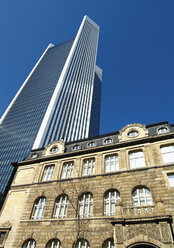 Deutschland, Frankfurt, Blick auf ein historisches Gebäude neben einem Wolkenkratzer - WBF001030