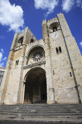 Portugal, Lissabon, Blick auf den Eingang der Kathedrale - PSF000446