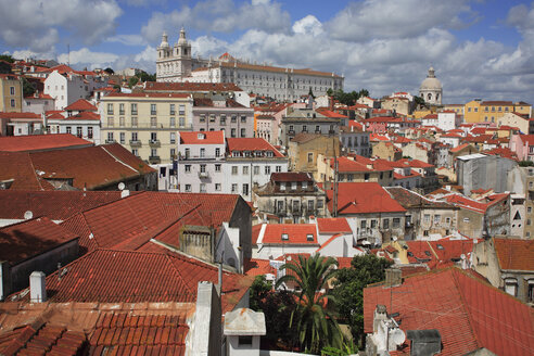 Portugal, Lissabon, Blick über das Altstadtviertel Alfama auf das Kloster Sao Vicente de Fora - PSF000447