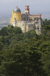 Portugal, Estremadura, Sintra, Blick auf den Pena National Palast - PSF000458