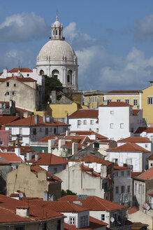 Portigal, Lissabon, Blick über die Altstadt von Alfama zur Kirche Santa Gravía - PSF000462