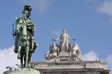 Portugal, Lissabon, Statue von König Joseph I. auf der Praca do Comercio mit Triumphbogen im Hintergrund - PSF000464