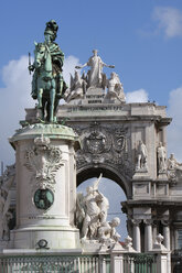 Portugal, Lissabon, Statue von König Joseph I. auf der Praca do Comercio mit Triumphbogen im Hintergrund - PSF000465