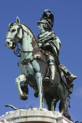 Portugal, Lissabon, Statue von König Joseph I. auf der Praca do Comercio mit Triumphbogen im Hintergrund - PSF000466