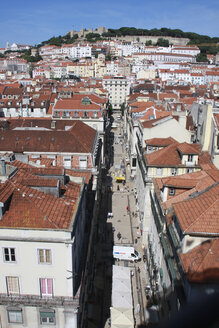 Portugal, Lissabon, Blick über den Stadtteil Baixa mit der Burg Sao Jorge im Hintergrund - PSF000469