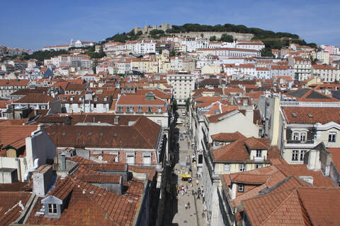 Portugal, Estremadura, Lissabon, Blick über den Stadtteil Baixa mit der Burg Sao Jorge im Hintergrund, lizenzfreies Stockfoto