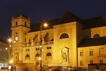 Österreich, Wien, Blick auf die Schottenkirche bei Nacht - SIEF000892