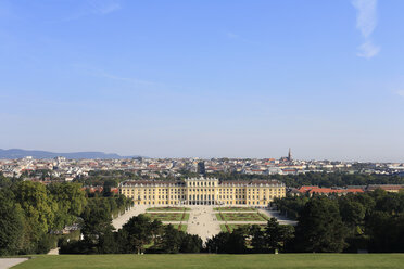 Österreich, Wien, Tourist im Schloss Schönbrunn - SIEF000894