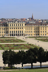 Österreich, Wien, Tourist im Schloss Schönbrunn - SIEF000895