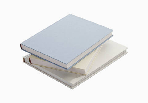 Stapel von drei Büchern vor weißem Hintergrund, Nahaufnahme, lizenzfreies Stockfoto